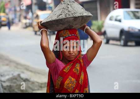 Femme portant sur la tête de ciment dans la région de Calcutta, Inde Banque D'Images