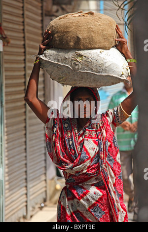 Transport des sacs féminins de produire à Calcutta Banque D'Images