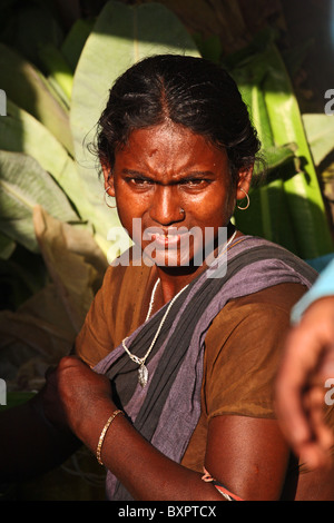 Marché féminin Grimaces Trader au soleil, Calcutta, Inde Banque D'Images