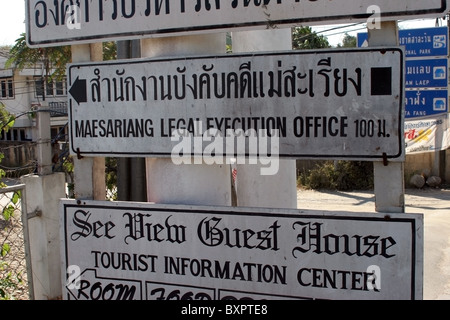 Un signe révélateur des résidents de l'emplacement du bureau de l'exécution légale est debout dans une rue de Mae Sariang, Thaïlande. Banque D'Images