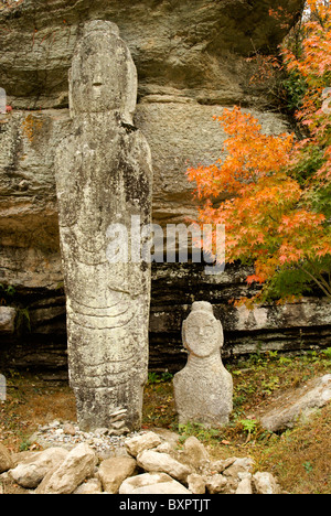 Les images de Bouddha en pierre sculptée au temple Unjusa, Corée du Sud Banque D'Images