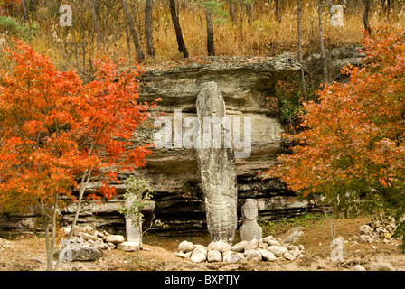 Les images de Bouddha en pierre sculptée au temple Unjusa, Corée du Sud Banque D'Images