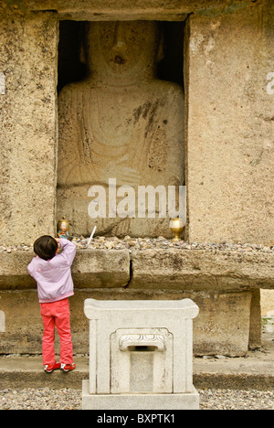 Bouddha en pierre sculptée dans la niche, temple Unjusa, Corée du Sud Banque D'Images