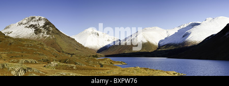 Vue sur l'eau à grande Yewbarrow n'as été Gable et Scafell éventail Banque D'Images