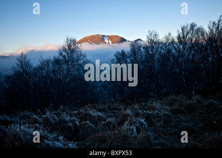 Le "Puy de l'angle' haut vu du point de vue de la Vallée de Chaudefour heights (France). Le sommet du Puy de l'angle. Banque D'Images