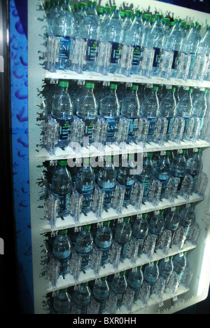 Un distributeur automatique rempli d'eau en bouteille. Banque D'Images