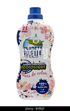 Une bouteille de concentré de détergent liquide respectueux de l'environnement photographié sur un fond blanc (France). Flacon de lessive écologique Banque D'Images