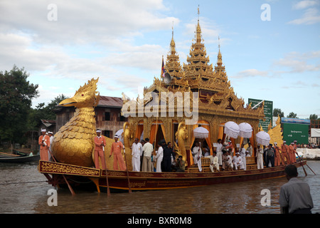 Une réplique barge royale conçue comme un oiseau hintha pendant l'Hpaung Daw U Festival à Nyaung Shwe près du lac Inle, Myanmar. (Birmanie) Banque D'Images