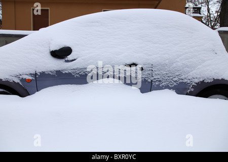 Voiture en stationnement (Ford Ka) la noyade dans la neige en hiver 2010 Banque D'Images