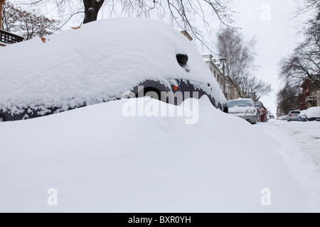 Voiture (Ford Ka) la noyade dans la neige en hiver 2010 Banque D'Images