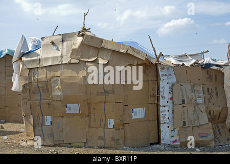 Un abri temporaire en boîtes de carton et des bâches en plastique dans un camp près de Aéroport de Port-au-Prince Banque D'Images