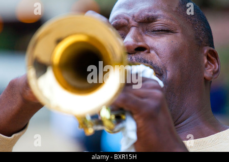 Musicien de rue jouant de la trompette dans Washington DC Banque D'Images