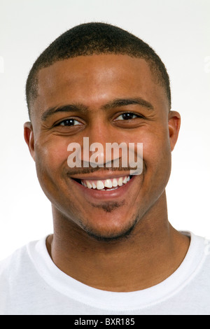 Happy young African American college student avec une dent ébréchée a un grand sourire. Banque D'Images