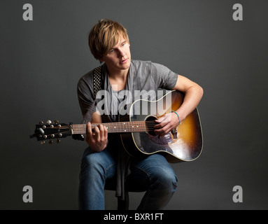 Jeune homme jouant de la guitare Banque D'Images