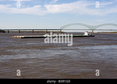 Un remorqueur pousse une barge sur le fleuve Mississippi à Memphis, Tennessee. Banque D'Images