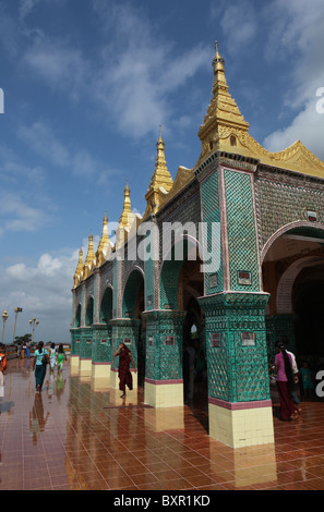 Vue sur le Temple du Bouddha Mahamuni à Mandalay, Myanmar ou Birmanie en Asie Banque D'Images