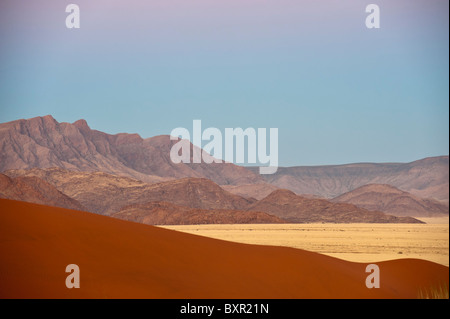 Le crépuscule tombe sur le désert du naukluft Mountains (Naukluftberge) dans le centre de la Namibie Banque D'Images