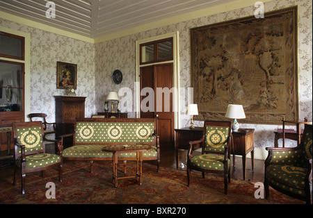 Salon de beauté, salle de séjour ou de l'intérieur riche en eau demeure Sucrière Estate House (1830) avec des meubles d'époque, l'Ile Maurice Banque D'Images