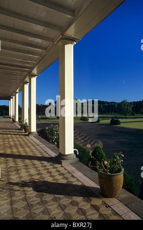 Vue depuis terrasse, véranda ou terrasse du riche en eau, maison coloniale (1830), sur le sucre Plantation, l'Ile Maurice Banque D'Images