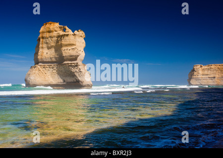 L'un des douze apôtres de la base d'étapes Gibsons, Great Ocean Road, Port Campbell, Victoria Banque D'Images