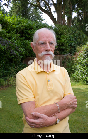 Christopher Awdry, auteur et collaborateur de Thomas le réservoir du moteur livres dans le jardin de sa maison. Banque D'Images