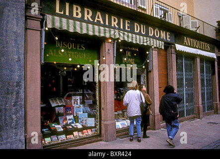 Français personne jeunes femmes femmes window shopping à librairie Librairie du Dome Ville de Strasbourg Alsace France Europe Banque D'Images