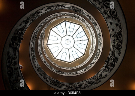 Avis de la spirale (double hélice) escaliers dans les Musées du Vatican à partir de ci-dessous, Cité du Vatican Banque D'Images