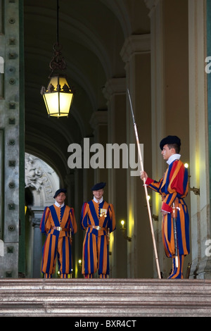Les membres de la Garde suisse pontificale à la Porte de Bronze à la Cité du Vatican Banque D'Images