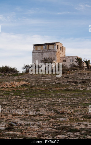 Tour blanche près de Ahrax point, au nord-est de Malte Banque D'Images