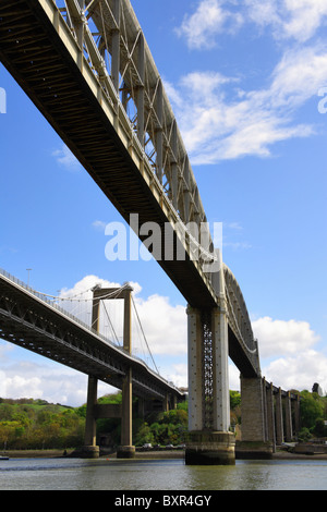 Les ponts routiers et ferroviaires à travers le fleuve Tamar à Saltash Banque D'Images