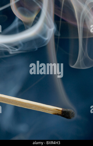 Un ménage ordinaire correspond à la sécurité - fumeurs, sur noir. Banque D'Images