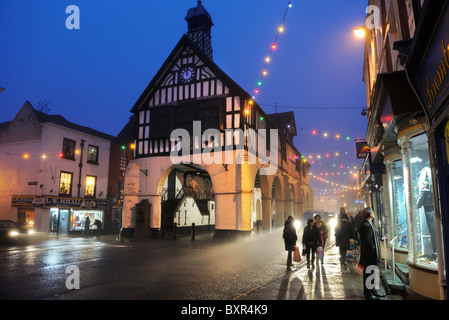 Vue de soir de Noël shoppers et l'ancienne Mairie, Rue Haute, Bridgnorth, Shropshire, Angleterre Banque D'Images