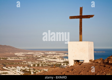 Croix en haut de Montana Roja donnant sur Playa Blanca, Lanzarote Banque D'Images