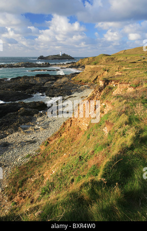 L'île de Godrevy et phare dans la baie de St Ives capturés dans les falaises au-dessus de Godrevy Cove Banque D'Images