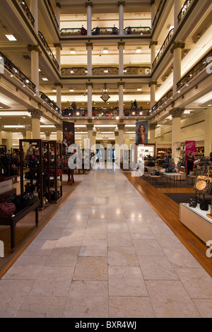 L'intérieur du nord-ouest de l'atrium, Marshall Field and Company Building, maintenant Macy's, State Street, Chicago, Illinois, États-Unis Banque D'Images