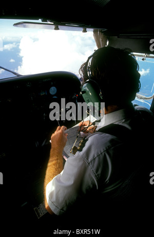 Pilote français, français copilote, pilote, copilote, dans le cockpit, cockpit, flying airplane, avion en vol, la Guadeloupe, French West Indies, France Banque D'Images