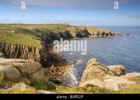 Cliffs à Lands End capture à partir de près de l'affût de garde-côtes au-dessus de Sennen Cove Banque D'Images