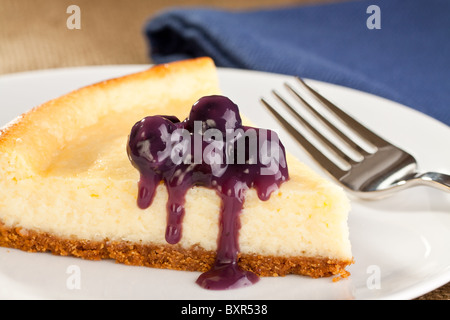 Gâteau au fromage frais maison avec garniture aux bleuets Banque D'Images