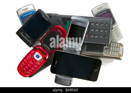 De vieux et nouveaux téléphones mobiles, y compris l'Apple iPhone 4 et de l'Android Phone Sony Ericsson Xperia X10 mini. Banque D'Images