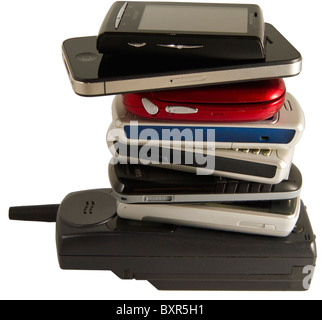 De vieux et nouveaux téléphones mobiles sur fond blanc. Au-dessus se trouve un téléphone Sony Ericsson Xperia X10 mini. Deuxième, c'est l'iPhone 4 Banque D'Images