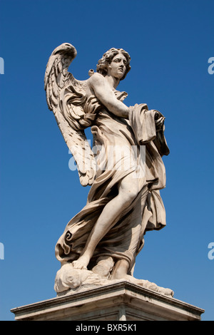 Ange avec l'habillement et du dice sur Ponte Sant'Angelo, Rome Italie Banque D'Images