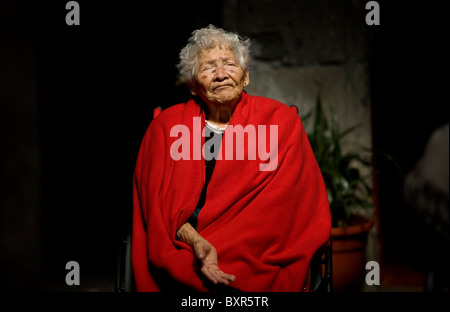 Une vieille femme aveugle se tient dans le patio de Notre Dame de Guadalupe Accueil pour les personnes âgées, la ville de Mexico, le 13 décembre 2010. Banque D'Images