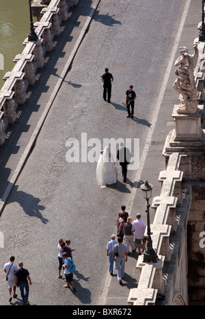 Couple marié sur le Ponte Sant'Angelo, Rome Italie Banque D'Images