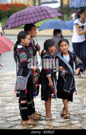 Enfants de la minorité ethnique/tribu des collines du Hmong noir à Sapa, au nord du Vietnam Banque D'Images