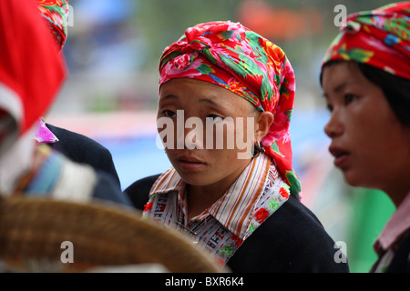 Les femmes tribales Red Dao bavardent à Sapa, au nord du Vietnam Banque D'Images