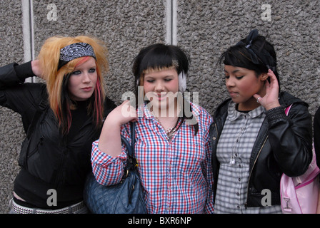 Trois ADOLESCENTE'chat et de rencontre Banque D'Images