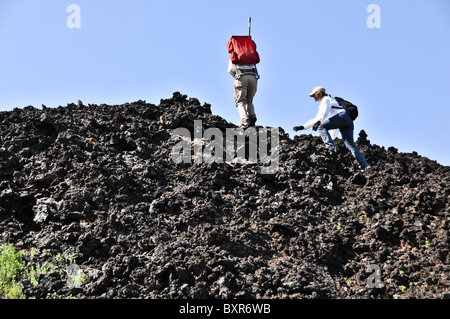 Escalade Randonnée coulée robuste sur le côté du cône de cendres Tecolote, Réserve de la biosphère El Pinacate, Sonora, Mexique Banque D'Images