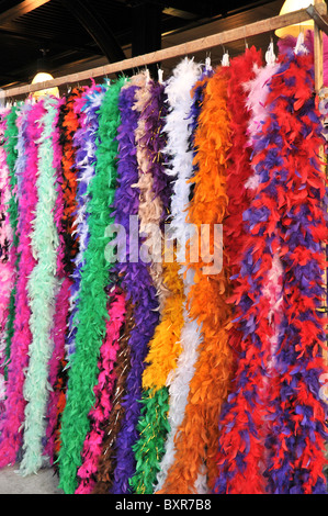 Boas à plumes colorées dans l'étal du vendeur du marché français, French Quarter, La Nouvelle-Orléans, Louisiane Banque D'Images