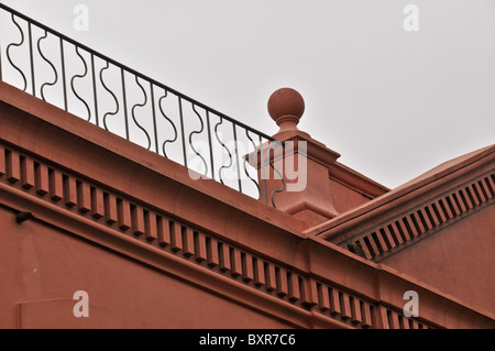 La ferronnerie, la brique et la ligne de toit détails architecturaux, Quartier français, la Nouvelle Orléans, Louisiane Banque D'Images