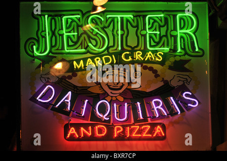 Jester Daiquiris Mardi Gras et la Pizza" en néon sur Bourbon Street, quartier français, la Nouvelle Orléans, Louisiane Banque D'Images